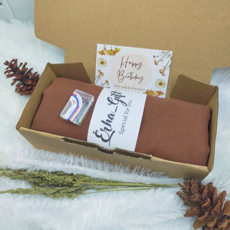 

Hampers Kado Ulang Tahun Cewek Idul Fitri Valentine Wisuda Birthday Anniversary Pernikahan Paket Mini Hijab Bella Square Kerudung Segi Empat Muslim Kado Ibu