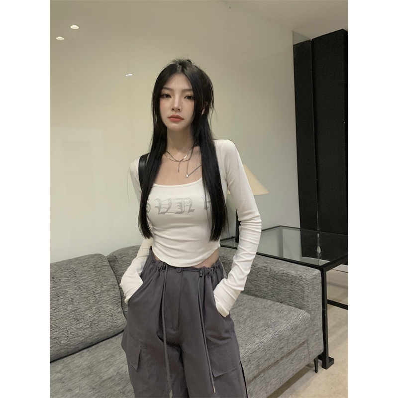 Red Kumikumi Slim Slim Kerah Persegi Lengan Pendek T-shirt Wanita Musim Gugur Huruf Cetak Bagian Pendek Irregular Hot Girl Top