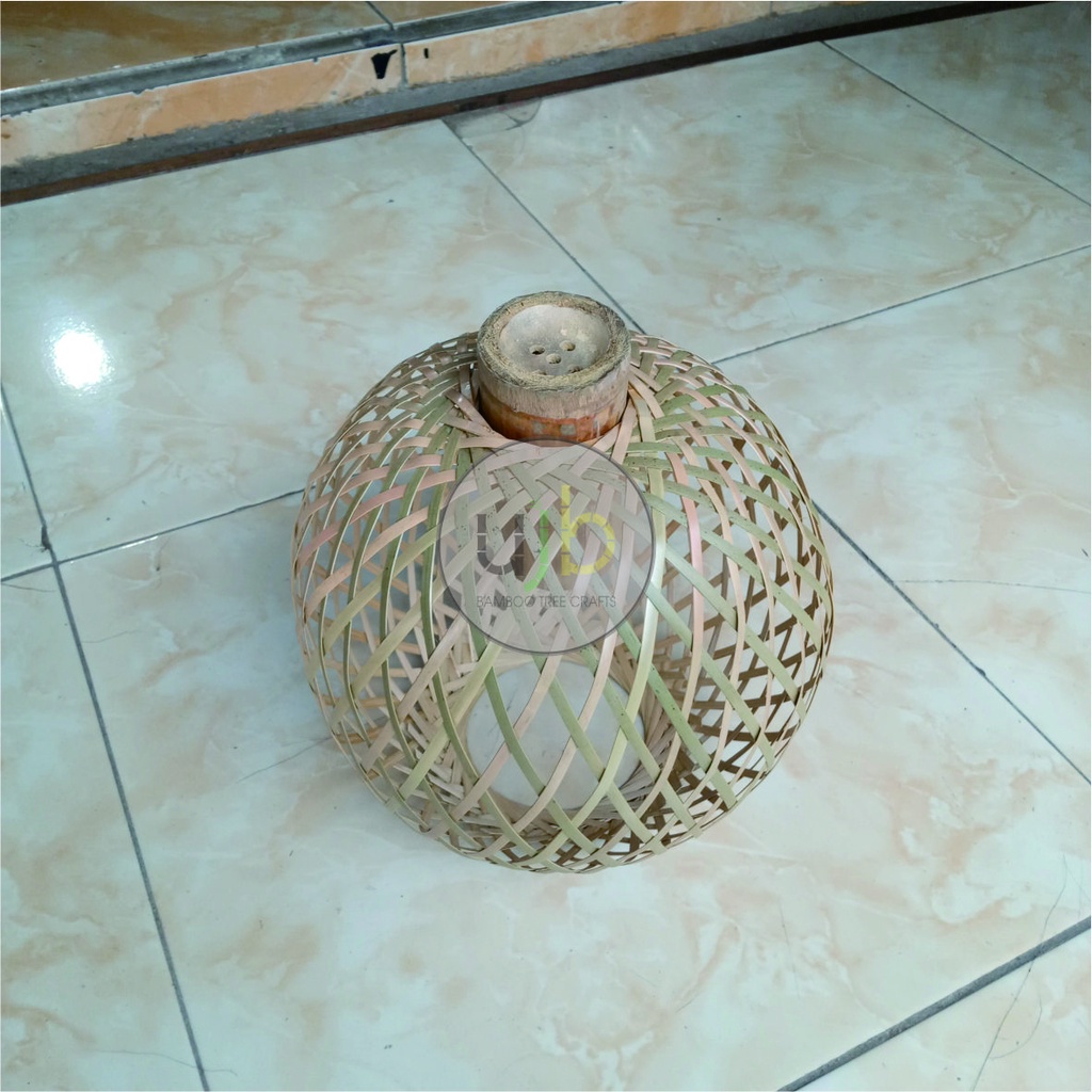 kap lampu bulat dari anyaman bambu
