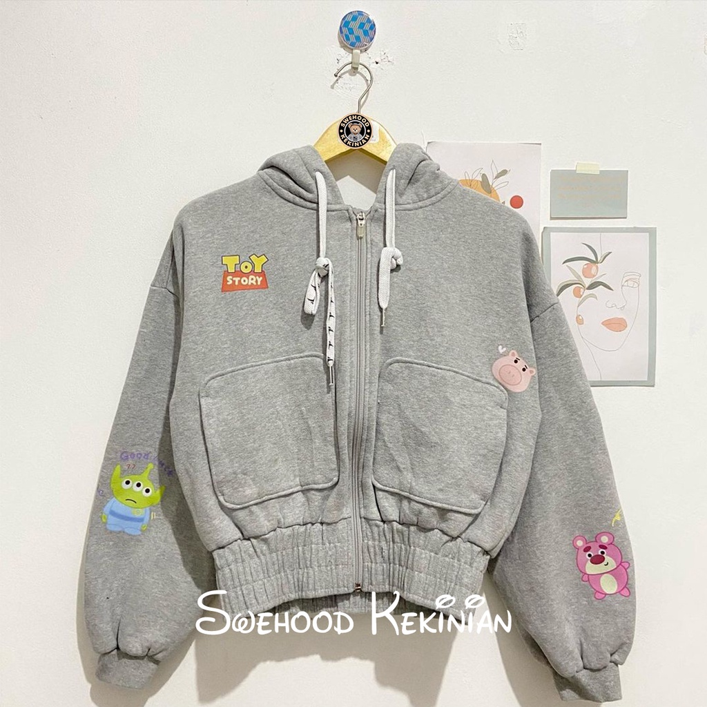 TOY STORY CROP KERUT HDZIP PREMIUM Sweater Hoodie Crewneck Zipper Fashion Outfit sweatshirt Ootd Baju Atasan Wanita Kekinian Oversize Sweeter Korean Style Switer Cewek Remaja Sweter Baju Atasan Bahan Fleece Tebal LD 110 PB 55