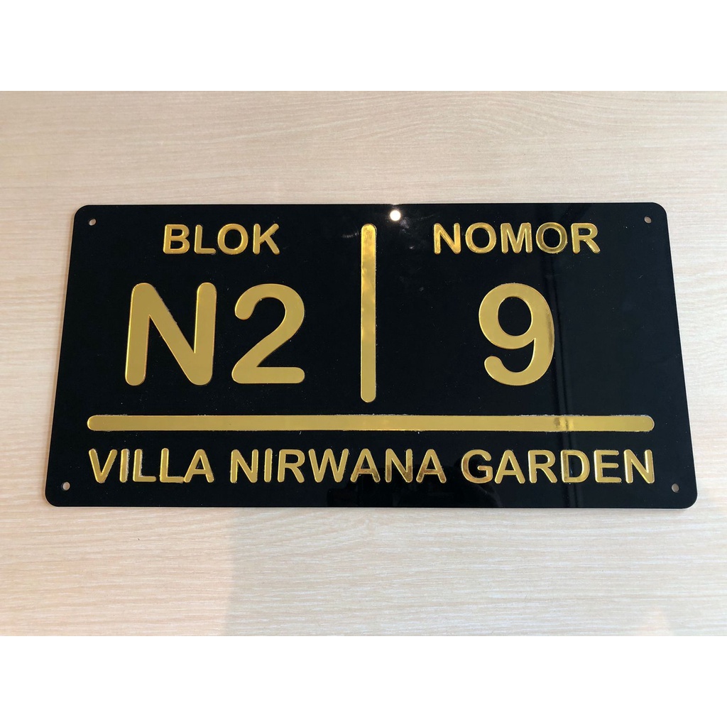 

Nomor Rumah Akrilik Dasar Hitam + Tulisan Akrilik Emas / Nomor Acrylic