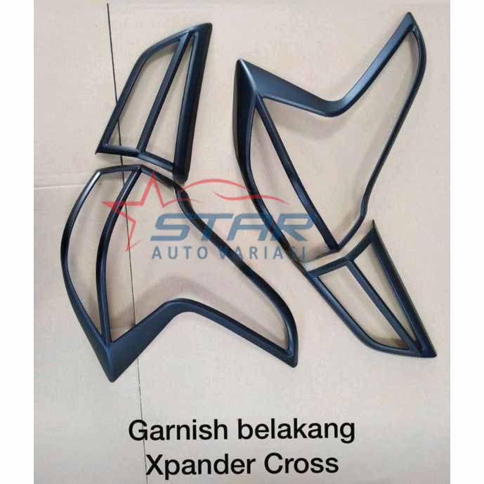 Garnish lampu belakang hitam Xpander cross.