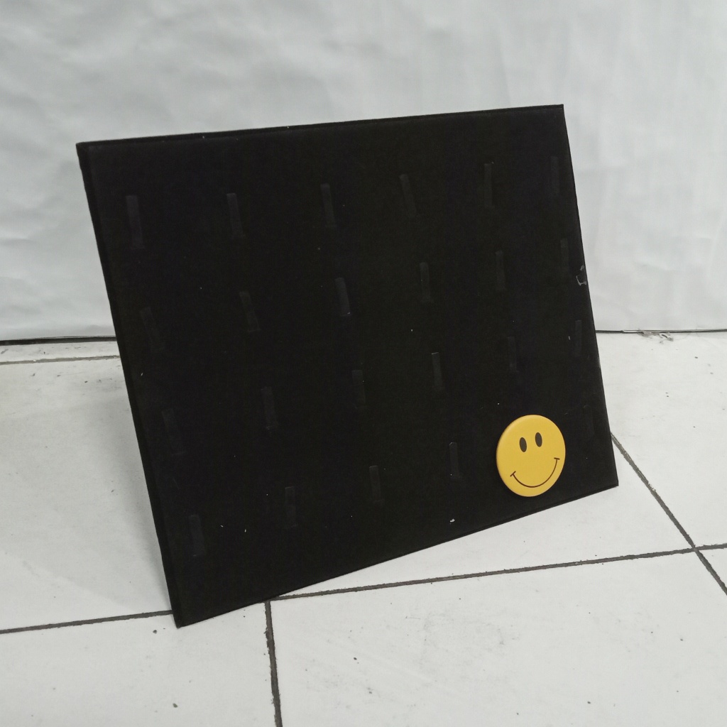 Tempat simpan koleksi bros - display pajangan bros pin di meja rias rumah rak murah bagus