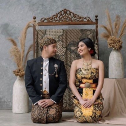 Gawangan kain batik , Gantungan baju dan kain ukiran jati