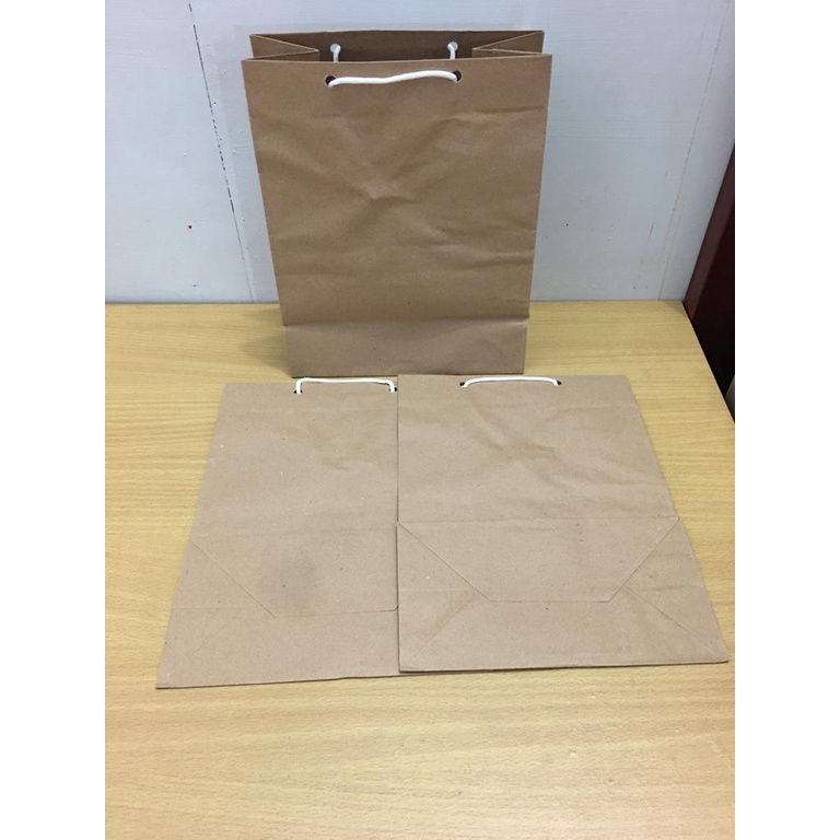 

SHOPPING BAG/PAPER BAG COKLAT UKURAN 20X25