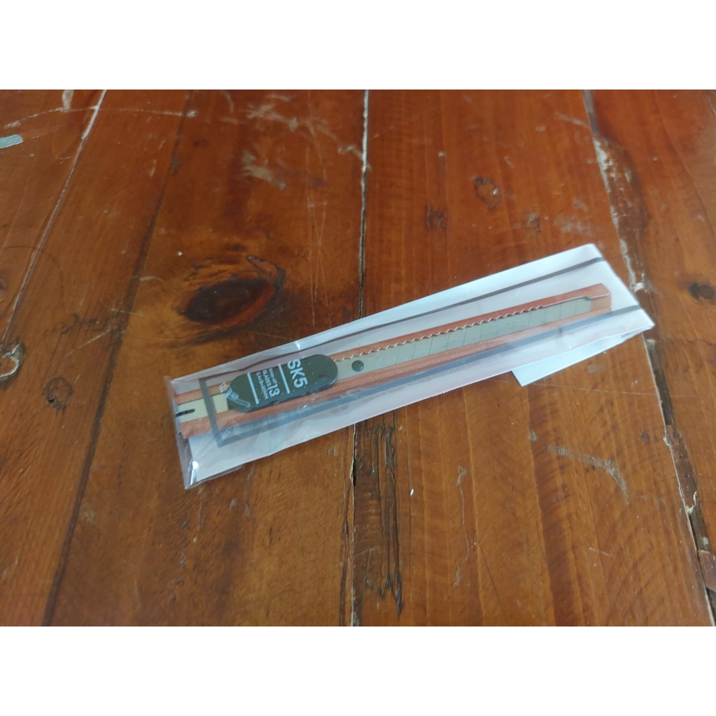 

CUTTER KECIL PLASTIK ALAT POTONG STIKER
