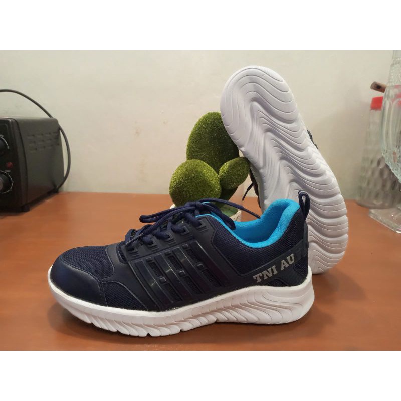 sepatu olahraga tni au