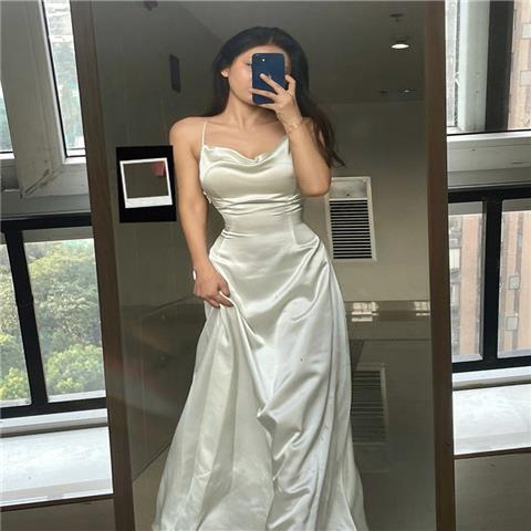 Red French high-end ceruk desain gaun satin gaun selempang wanita musim semi dan musim panas gaya asing pakaian dalam rok panjang awal musim semi