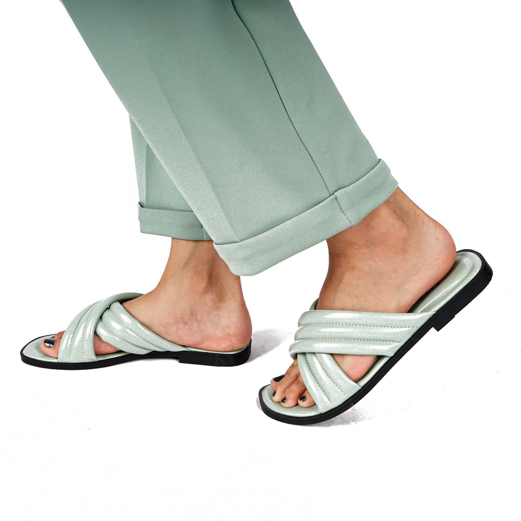 Grutty Lavovia Sandal Wanita Flat Silang Sandal Slide