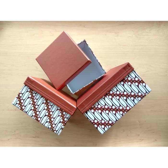

Terlaris Kotak Kado / Kotak Hadiah / Gift Box Jumbo Type B Batik