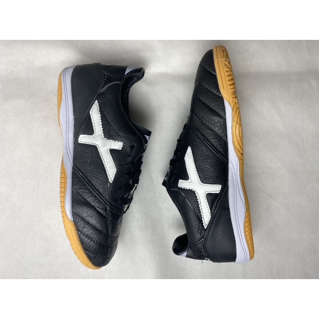 sepatu futsal xaxi hitam putih
