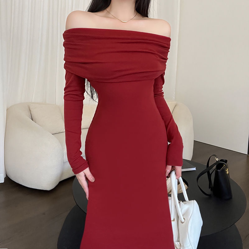 Red Beyouare One-Shoulder Temperamen Gaun Lengan Panjang 2022 Baru Musim Dingin Slim Fit dan Tipis Dalam Bahasa Perancis Gaun untuk Wanita