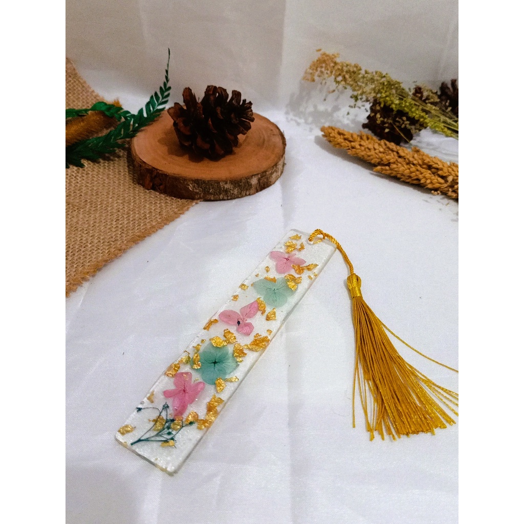 

Pembatas Buku Resin / Resin Bookmark / Souvenir Pernikahan Mix Hydrangea