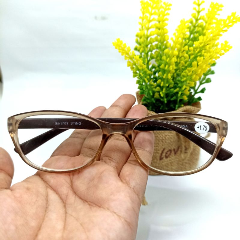Kacamata baca model cat eye