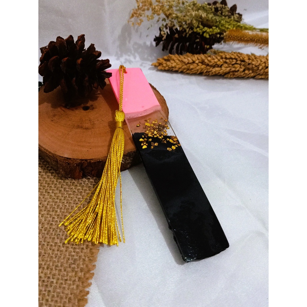 

Pembatas Buku Resin / Resin Bookmark / Souvenir Pernikahan Black Pink