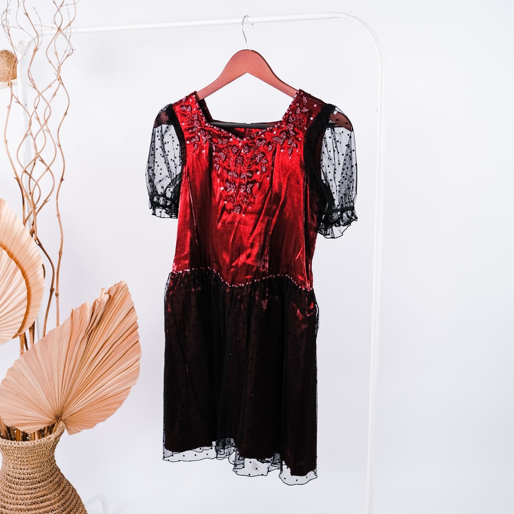 Gaun Pesta Merah Maroon