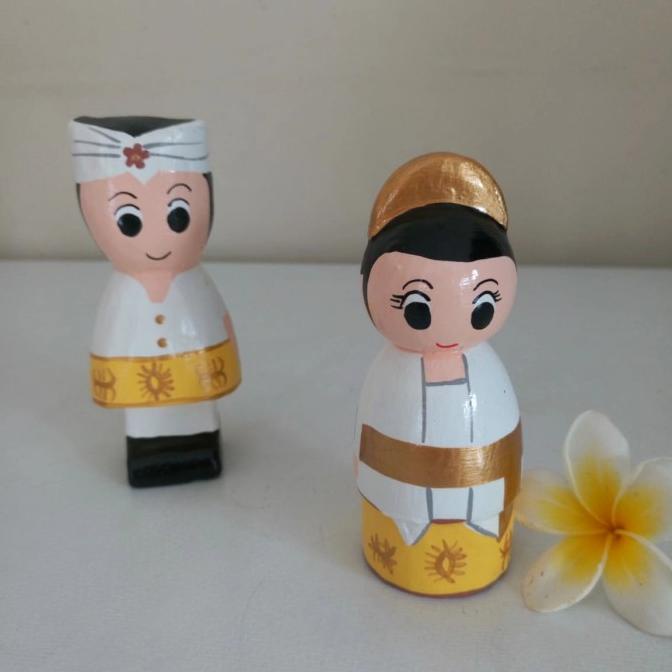 boneka kayu Baju Adat Bali 1