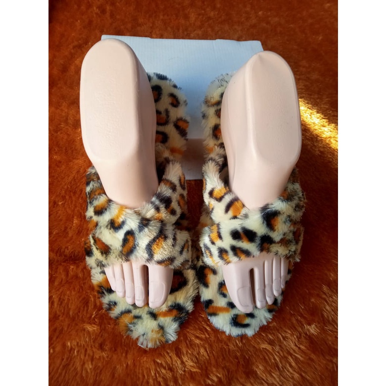 sandal bulu silang rafsur wanita sandal motif macan leopard