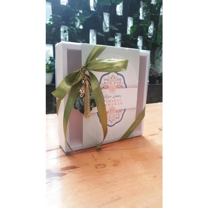 

26X26X5 Cm Box Putih Polos Tutup Mika Buram 078