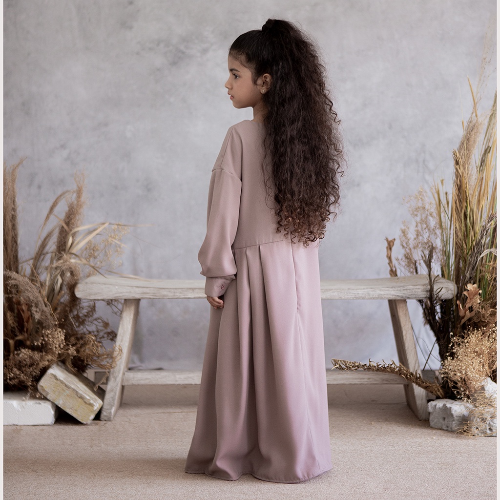 Shanjana Kids by Aska Label - Dress anak gamis anak Muslim bahan crepe lengan panjang warna beige, abu