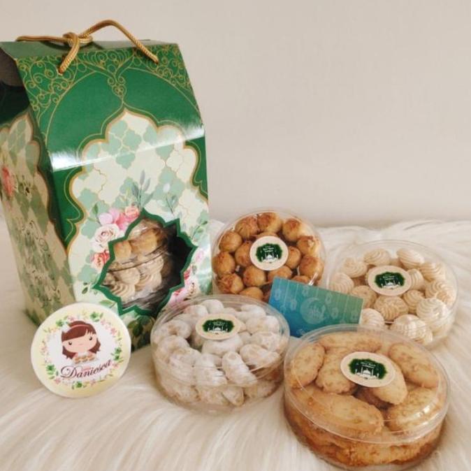 

PARSEL RAMADHAN IF17 HAMPERS PARSEL KUE LEBARAN LEBARAN ISI 4 TOPLES KUE KERING NASTAR EL09I09A82L