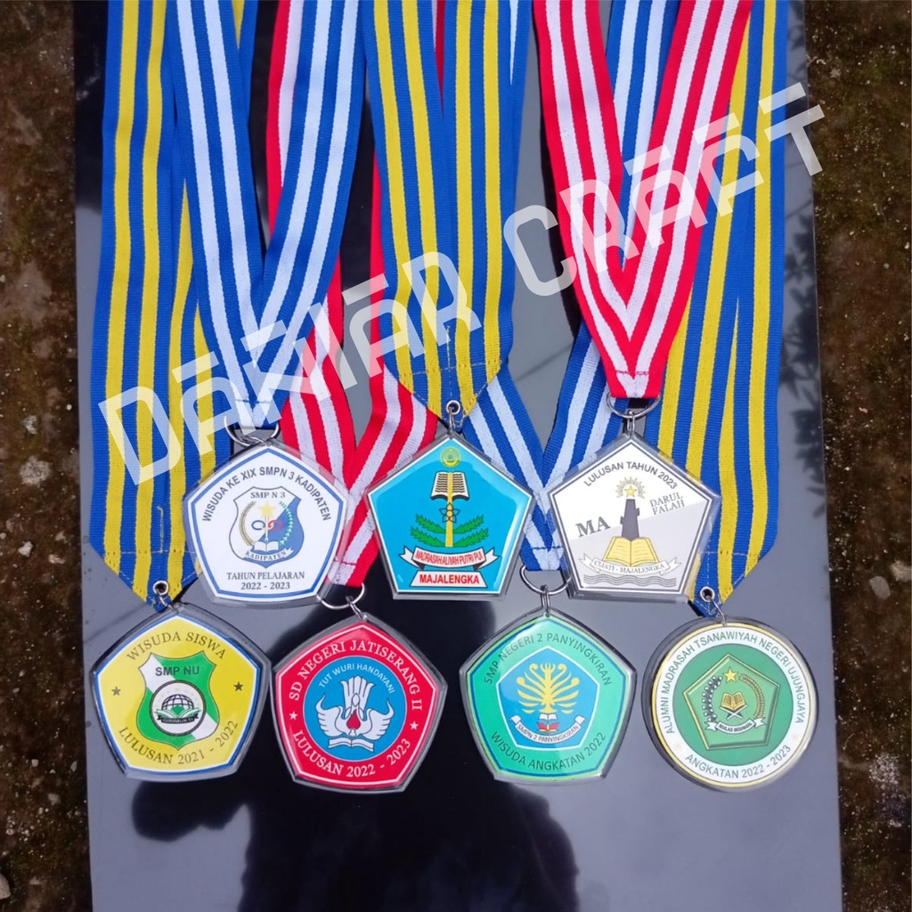 

Medali wisuda perpisahan kelulusan sekolah custom bahan akrilik resin termurah