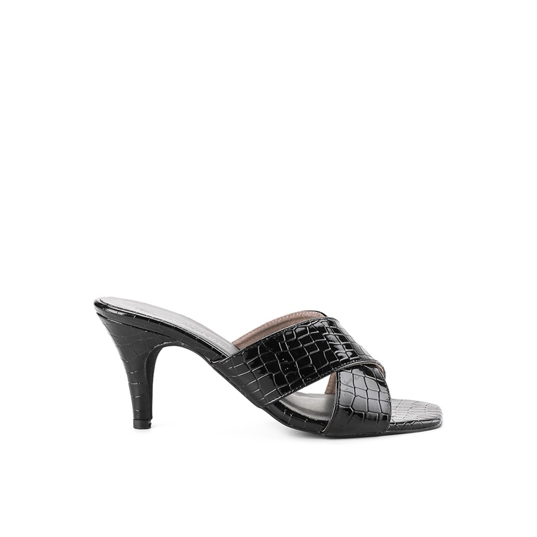 Sepatu Heels Yongki Komaladi Original bernuansa monokrom dengan detail croco textured untuk tampilan