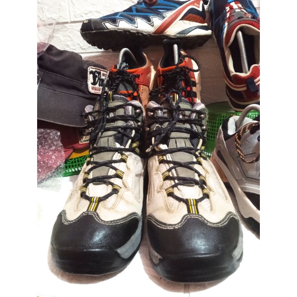 Sepatu black yak second