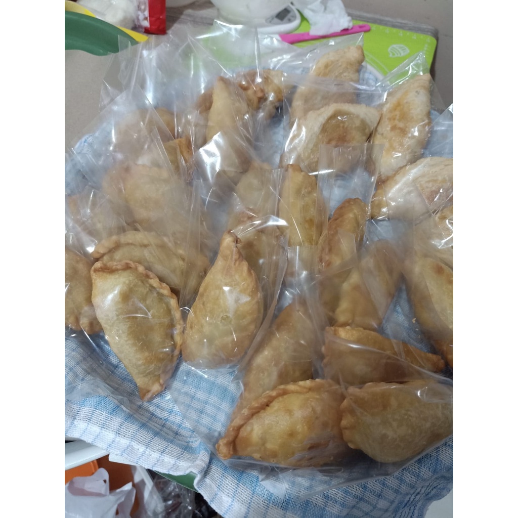 

Pastel isi kentang wortel ayam cincang