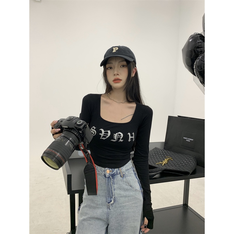 Red Kumikumi Slim Slim Kerah Persegi Lengan Pendek T-shirt Wanita Musim Gugur Huruf Cetak Bagian Pendek Irregular Hot Girl Top