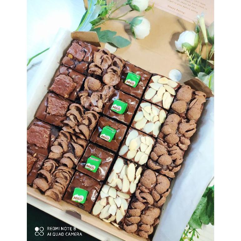 

BROWNIES BELLA BROWNIES FUDGY PANGGANG SEKAT PREMIUM TOPPING SILVERQUEEN ALMOND MILO COCOCRUNCH II HAMPERS LEBARAN 2022 .