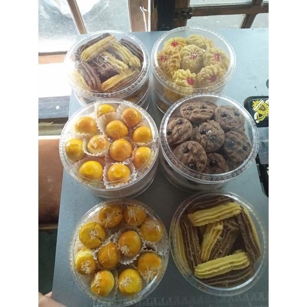 

kue kering lebaran,,nastar,,chococip,,donat,,sisir,,dan lain2.