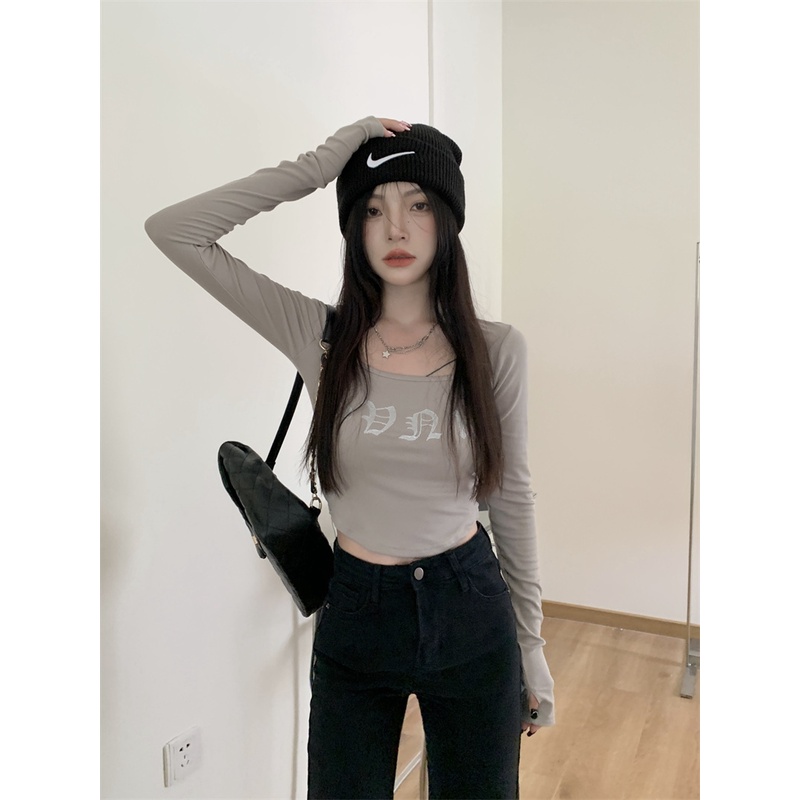 Red Kumikumi Slim Slim Kerah Persegi Lengan Pendek T-shirt Wanita Musim Gugur Huruf Cetak Bagian Pendek Irregular Hot Girl Top