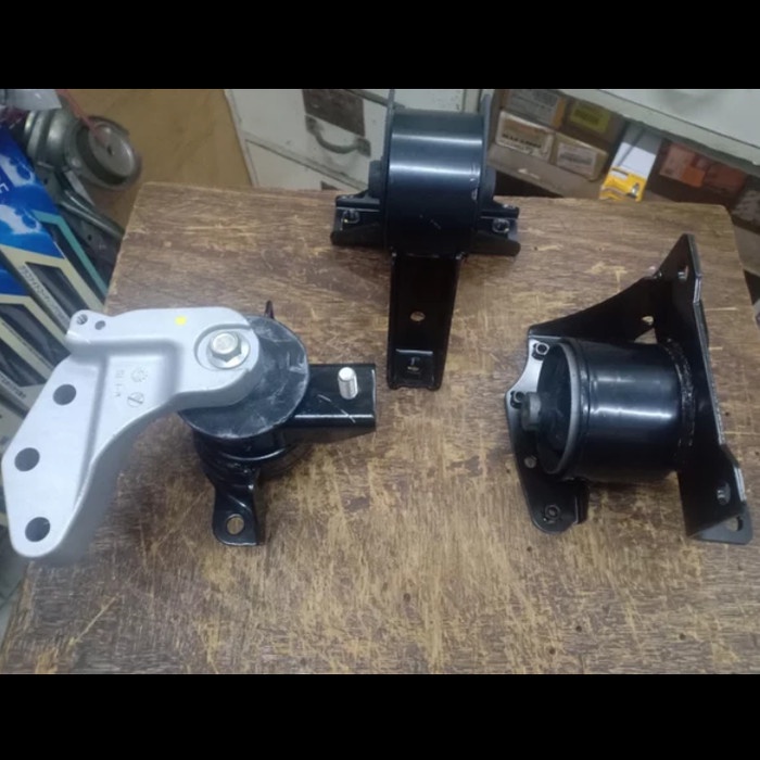 Engine mounting set ertiga