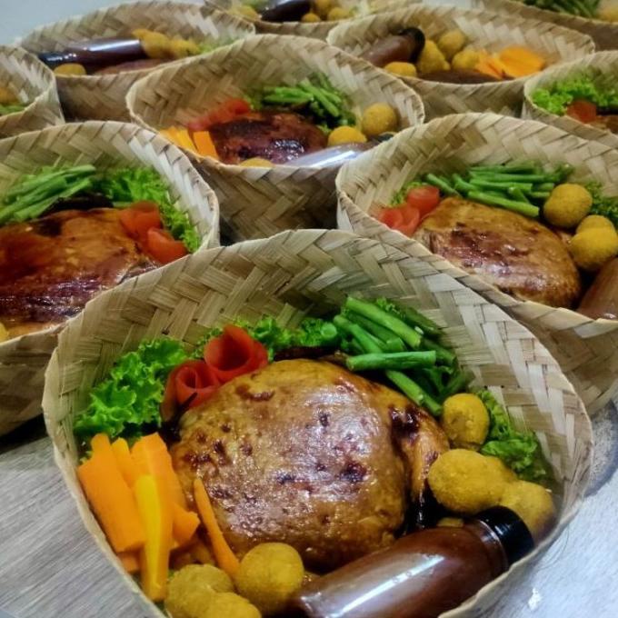 

Hampers Seserahan Ayam Kodok Panggang Lebaran Natal Christmas Birthday Keranjangdilan