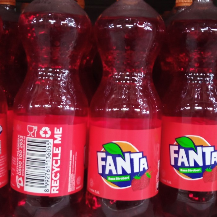 

FANTA Soft Drink Strawberry Botol 390ml