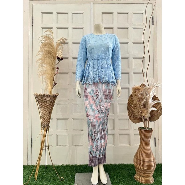 SETELAN  KEBAYA TILE PITA/KEBAYA SERAGAMAN PESTA/KEBAYA WISUDA/KEBAYA MODERN/KEBAYA MEWAH/KEBAYA KE KINIAN/KEBAYA MODERN/KEBAYA MURAH/KEBAYA CANTIK/KEBAYA SERAGAM KONDANGAN/KEBAYA SERAGAM LAMARAN/KEBAYA TUA DAN MUDA