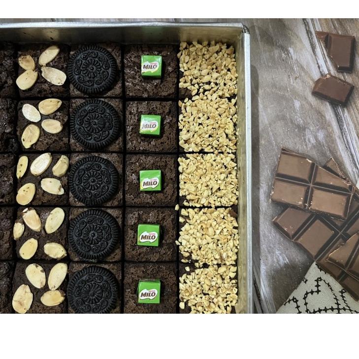 

✮ Brownies Fudgy Dark Cokelat Premium Uk 20x20 Skat isi 25pcs ✸
