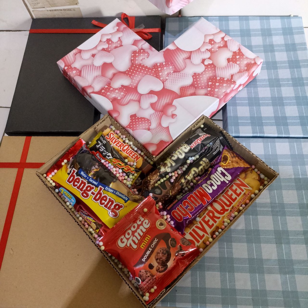 

snack box bentuk love, hampers coklat viral kado ulang tahun anniversarry