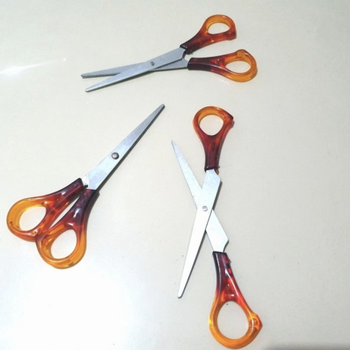 

Ready stock] GUNTING ( KLASIK ) GAGANG COKLAT SERBAGUNA MURAH STAINLES STELL 7 INCH