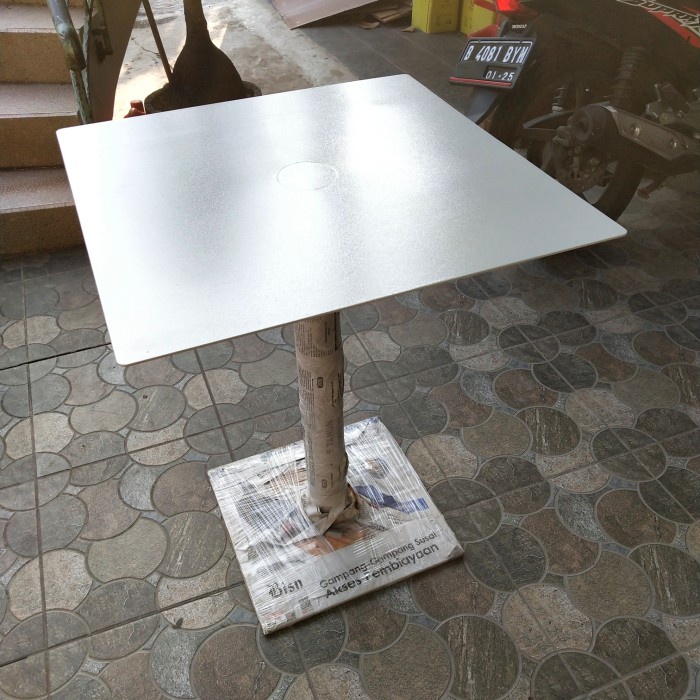 meja cafe besi outdoor