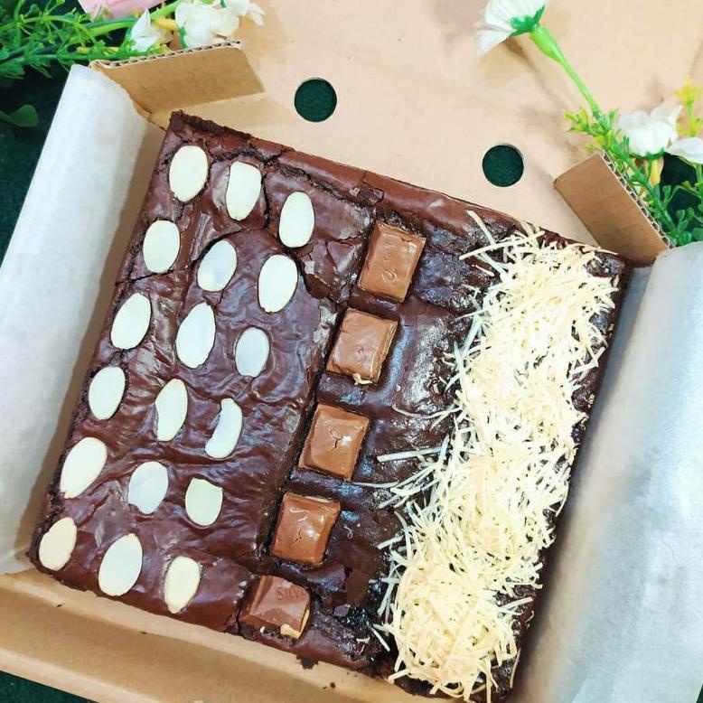 

BROWNIES BELLA BROWNIES MELTED PANGGANG PREMIUM BROWNIES TOPPING CHEESE ALMOND SILVERQUEEN II HAMPERS LEBARAN .