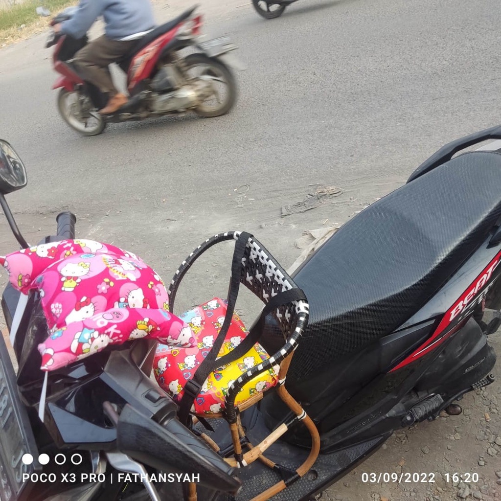 BONCENGAN ANAK 1 SET SUDAH TERMASUK BANTAL DAN SABUK SEFTY TERBUAT DARI ROTAN ALAM DAN ROTAN SINTETIS AMAN NYAMAN SAAT DI PAKE DAN TERBUKTI TAHAN LAMA  MAX USIA 8 TAHUN