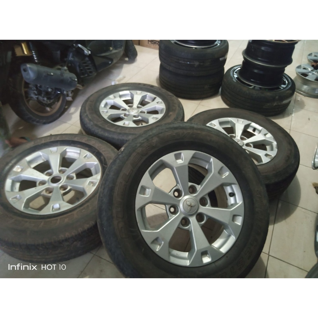 Velg mobil standar pajero dakkar ring 17 silver include ban kondisi aman