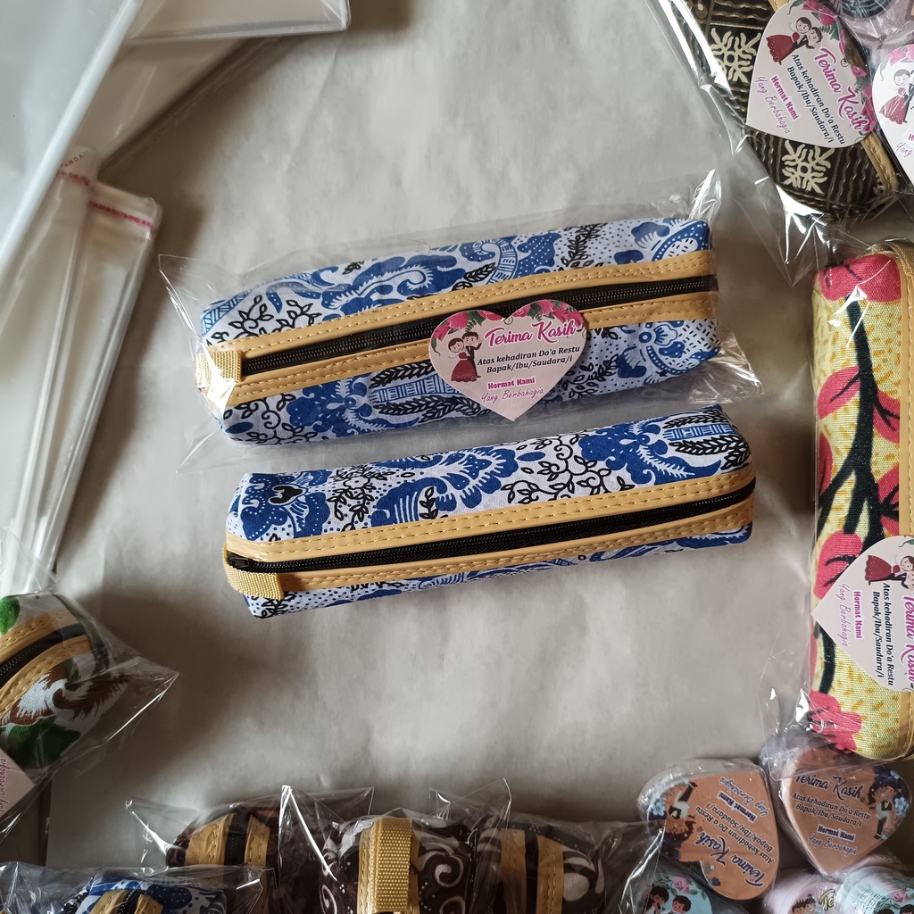 

Tempat Pensil Motif Batik Panjang Souvenir Pernikahan/Hadiah
