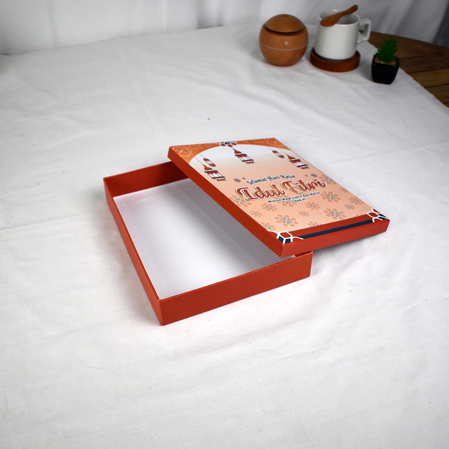 

Kotak Box Souvenir Idul Fitri Custom Ukuran 24,5 x19 x 4,5 cm Untuk Ha