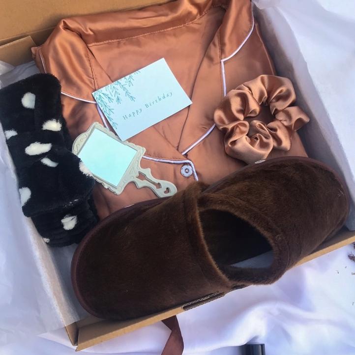 

✵ GIFT WEDDING PIYAMA KADO CEWEK / KADO PACAR / HAMPERS WEDDING PIYAMA SENDAL PARFUM ۞