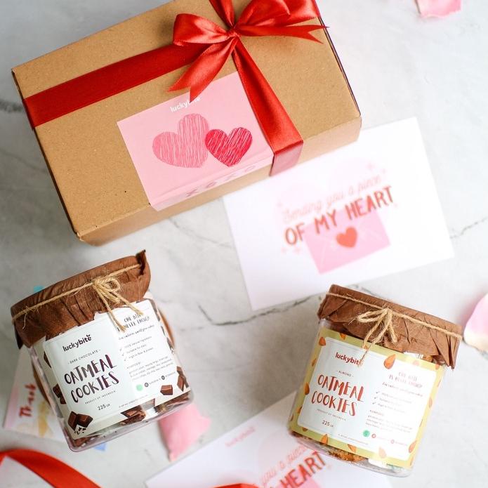 

➤ Valentine Hampers / Hampers Valentine / Kado Valentine / Valentine's Gift - Oatmeal Cookies 2 Jar + FREE Greeting Card + Pita ✲