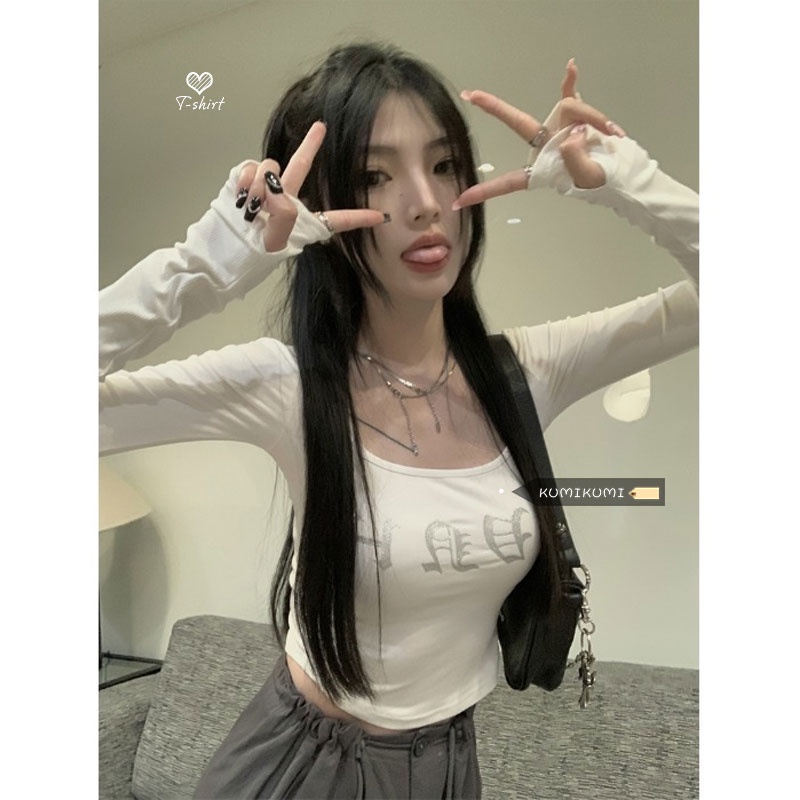 Red Kumikumi Slim Slim Kerah Persegi Lengan Pendek T-shirt Wanita Musim Gugur Huruf Cetak Bagian Pendek Irregular Hot Girl Top