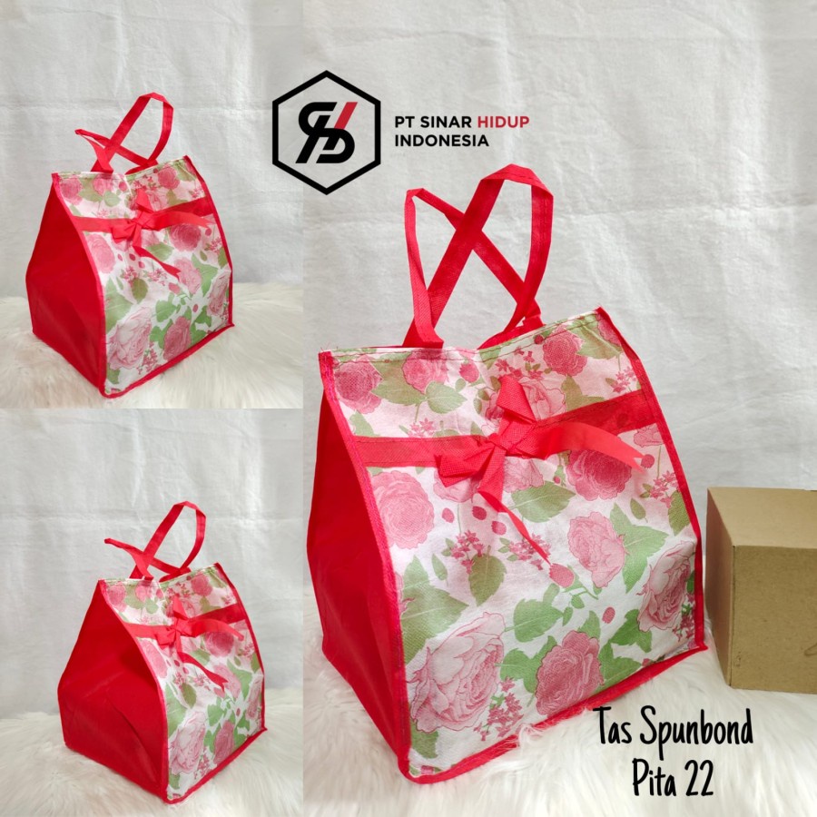 

Goodie Bag Tas Belanja Pita kotak nasi 22 x 22 Tote Bag Souvenir Weding Hajatan Perlusin ( 12 Pcs )